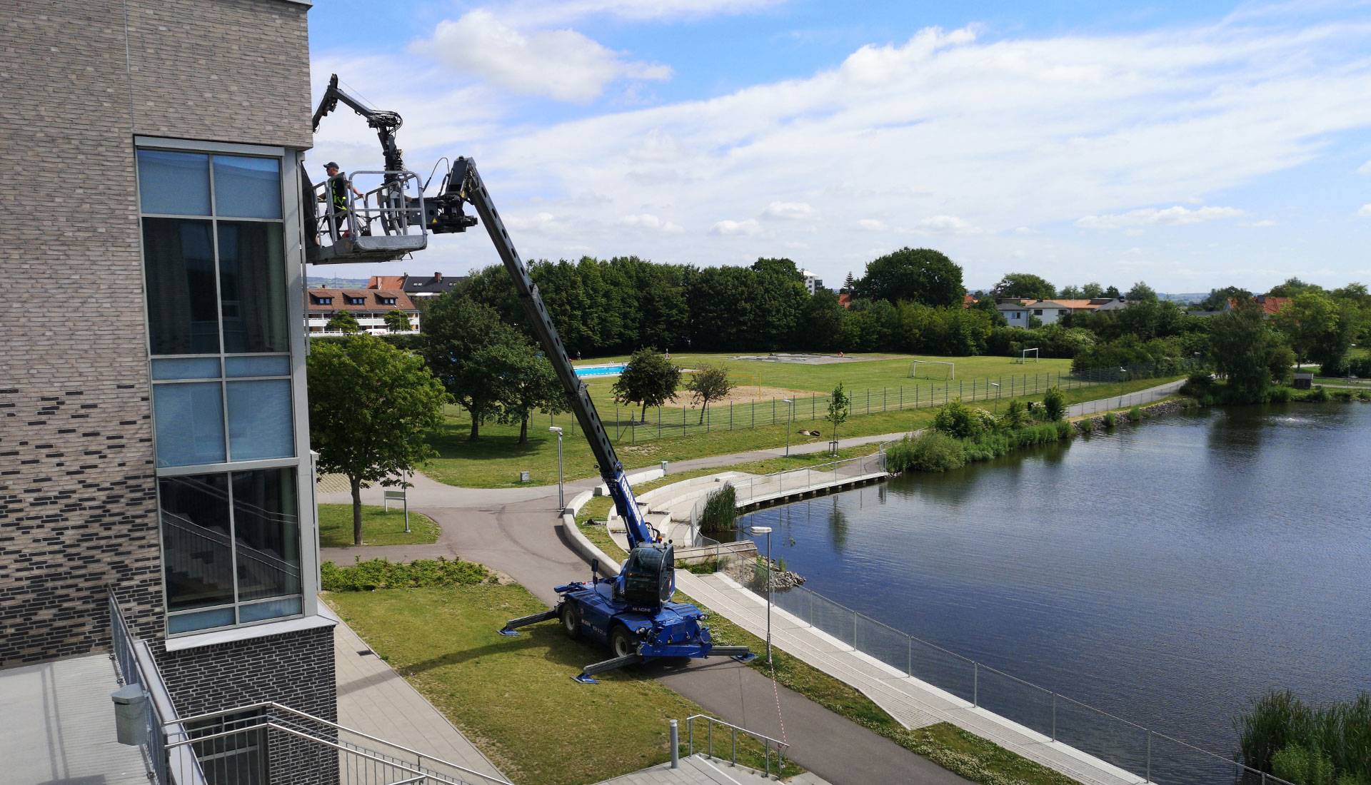 Ekstrands krankorg med personkorg och vinsch vid vattnet