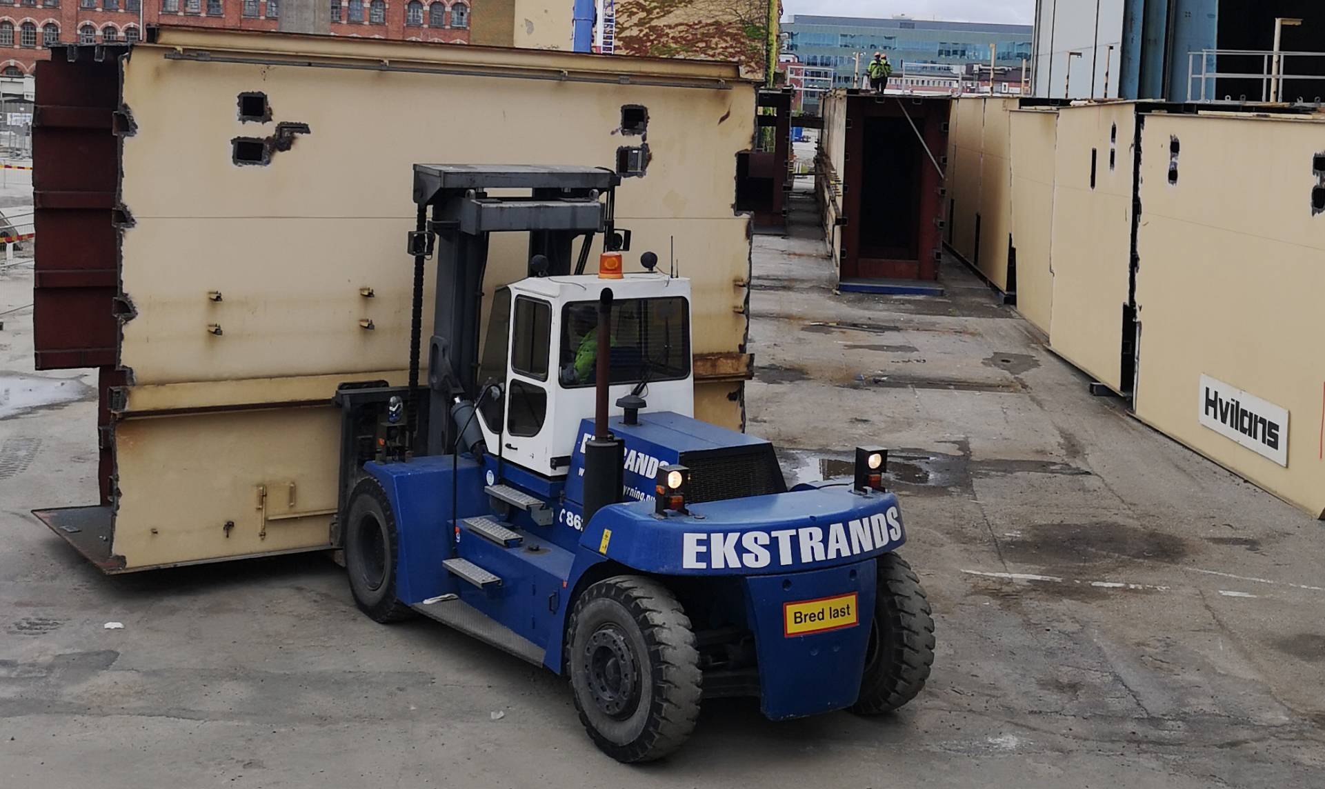Ekstrands 30-tons motviktstruck forslar traverser vid Kockums i Malmö